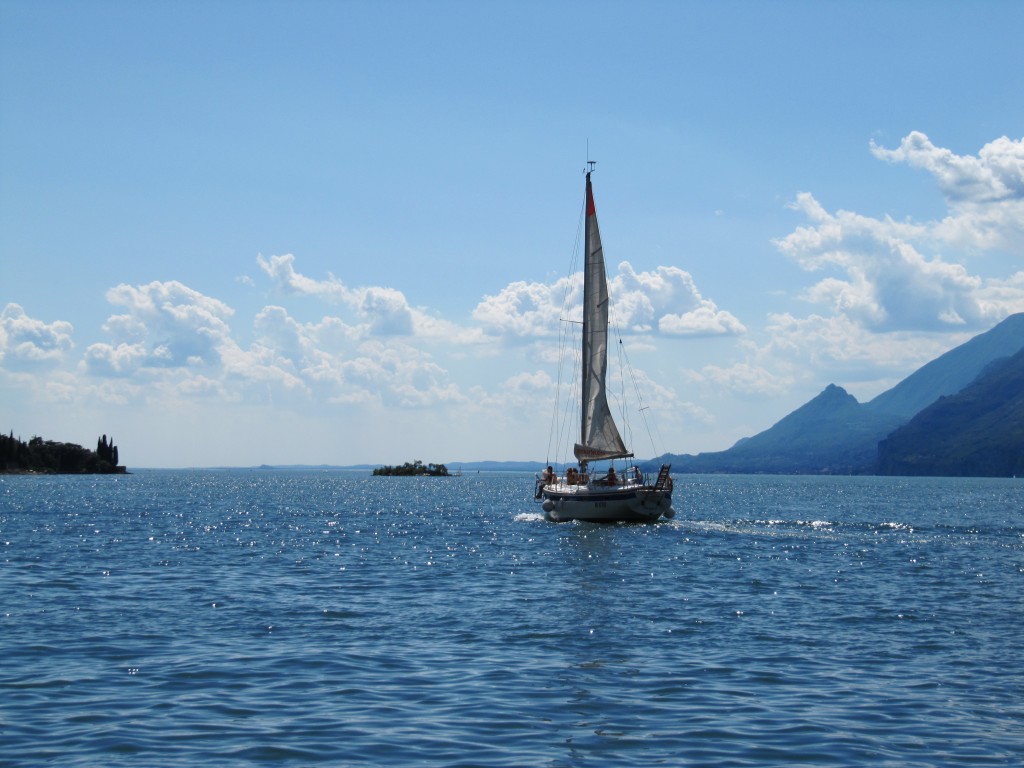 Een zeilboot op het Gardameer, gezien vanuit Malcesine